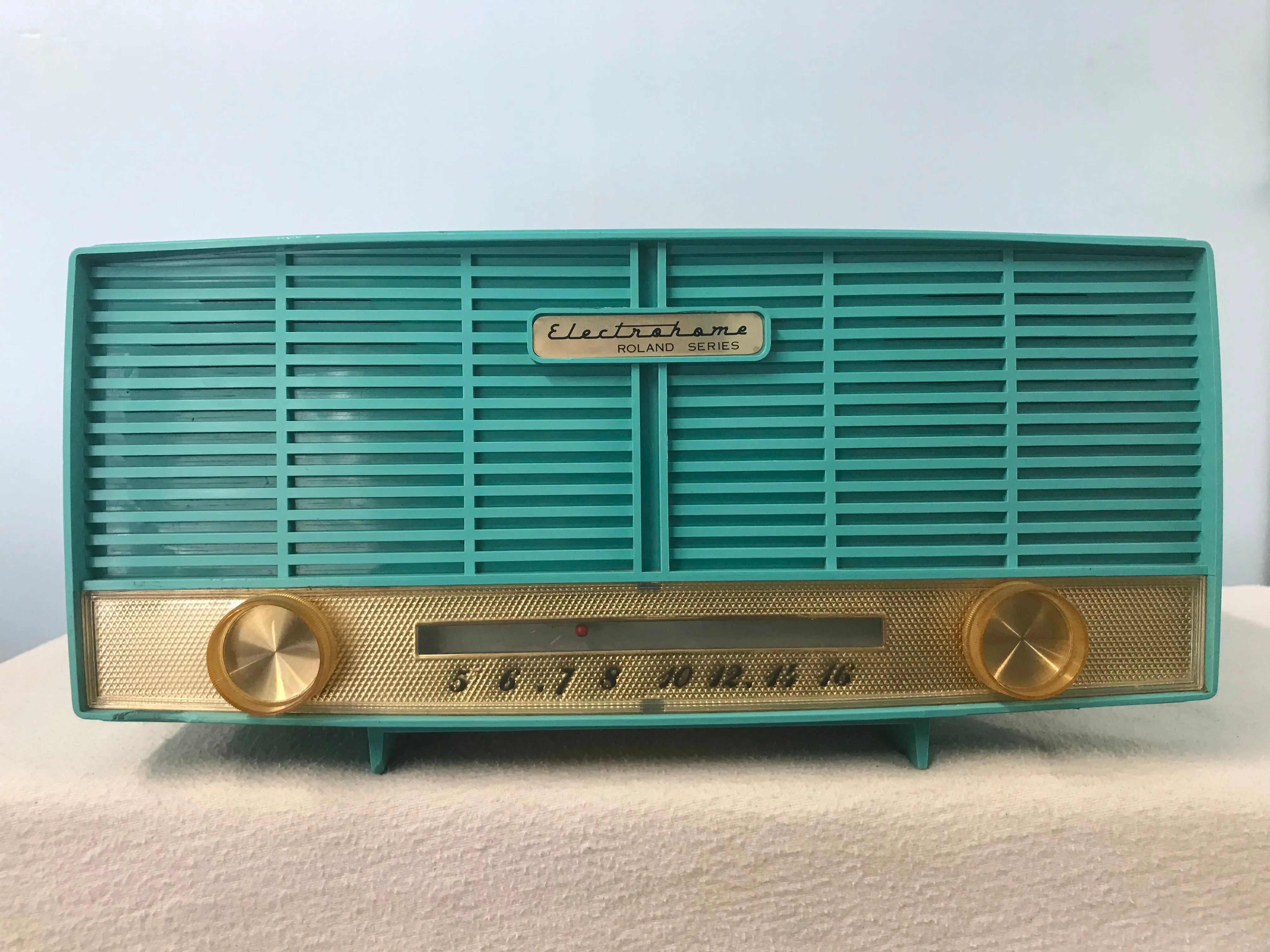 Electrohome Roland Series 5T-18 Tube Radio With Bluetooth input.