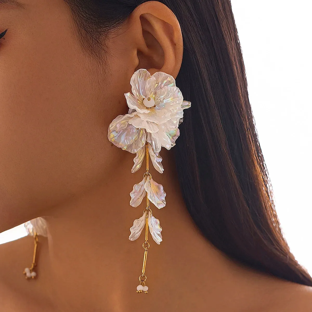 Elegant White Petal Flower Drop Earrings – Kpop Aesthetic Bridal Jewelry for Women