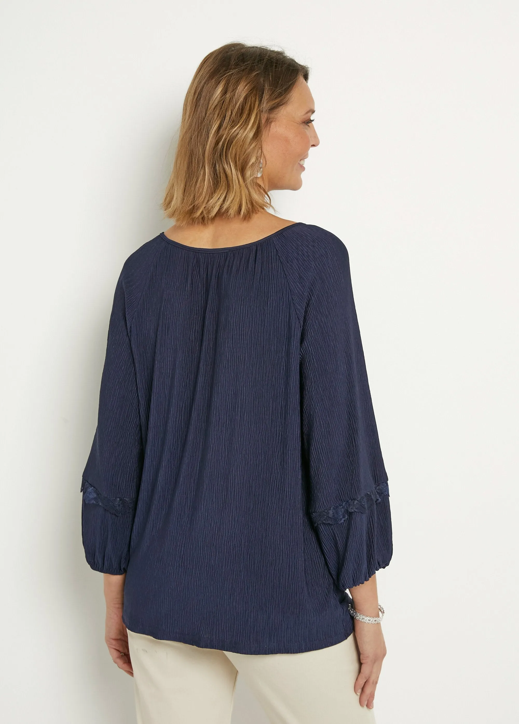 Flowing tunic, round neck with ties