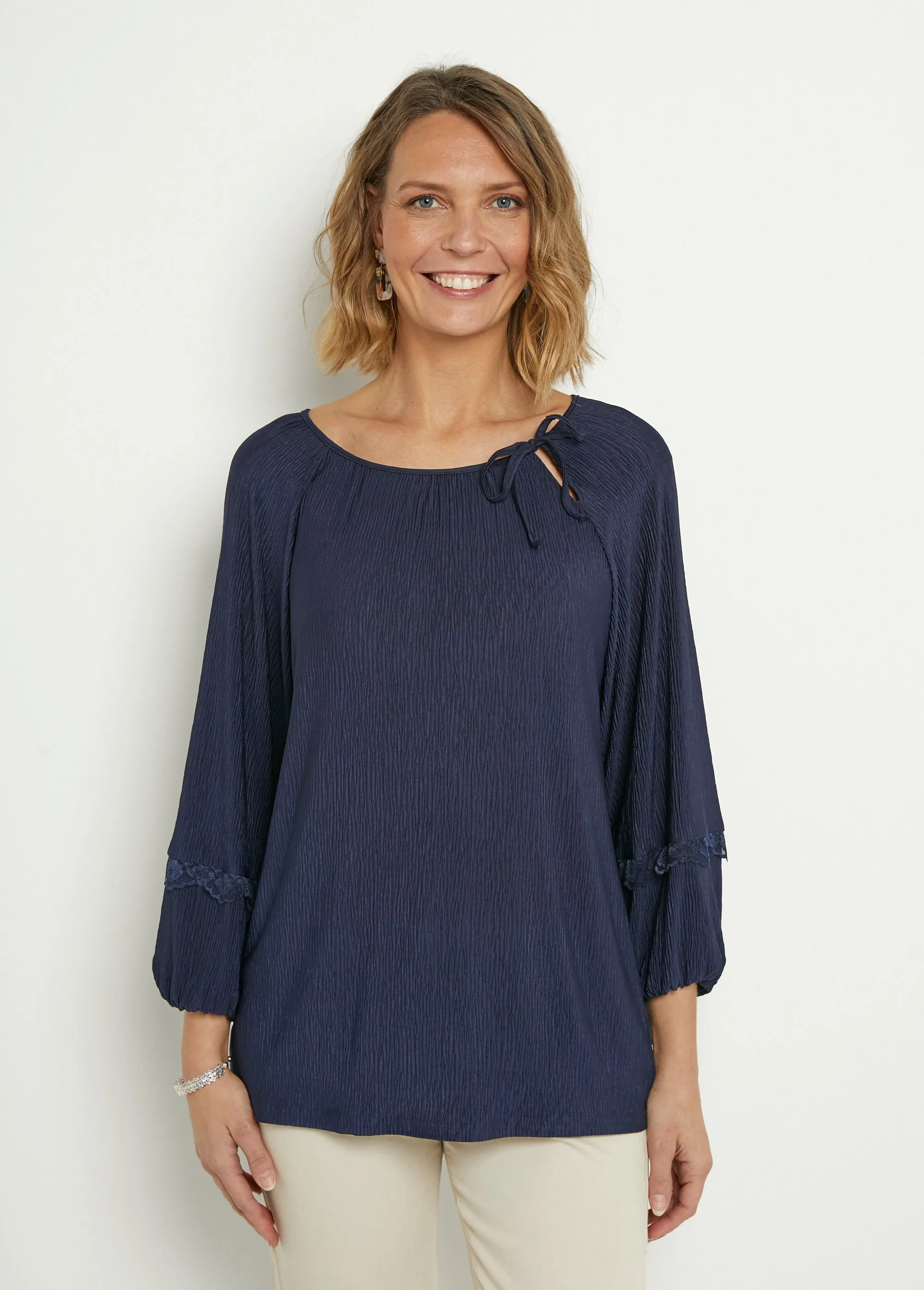 Flowing tunic, round neck with ties