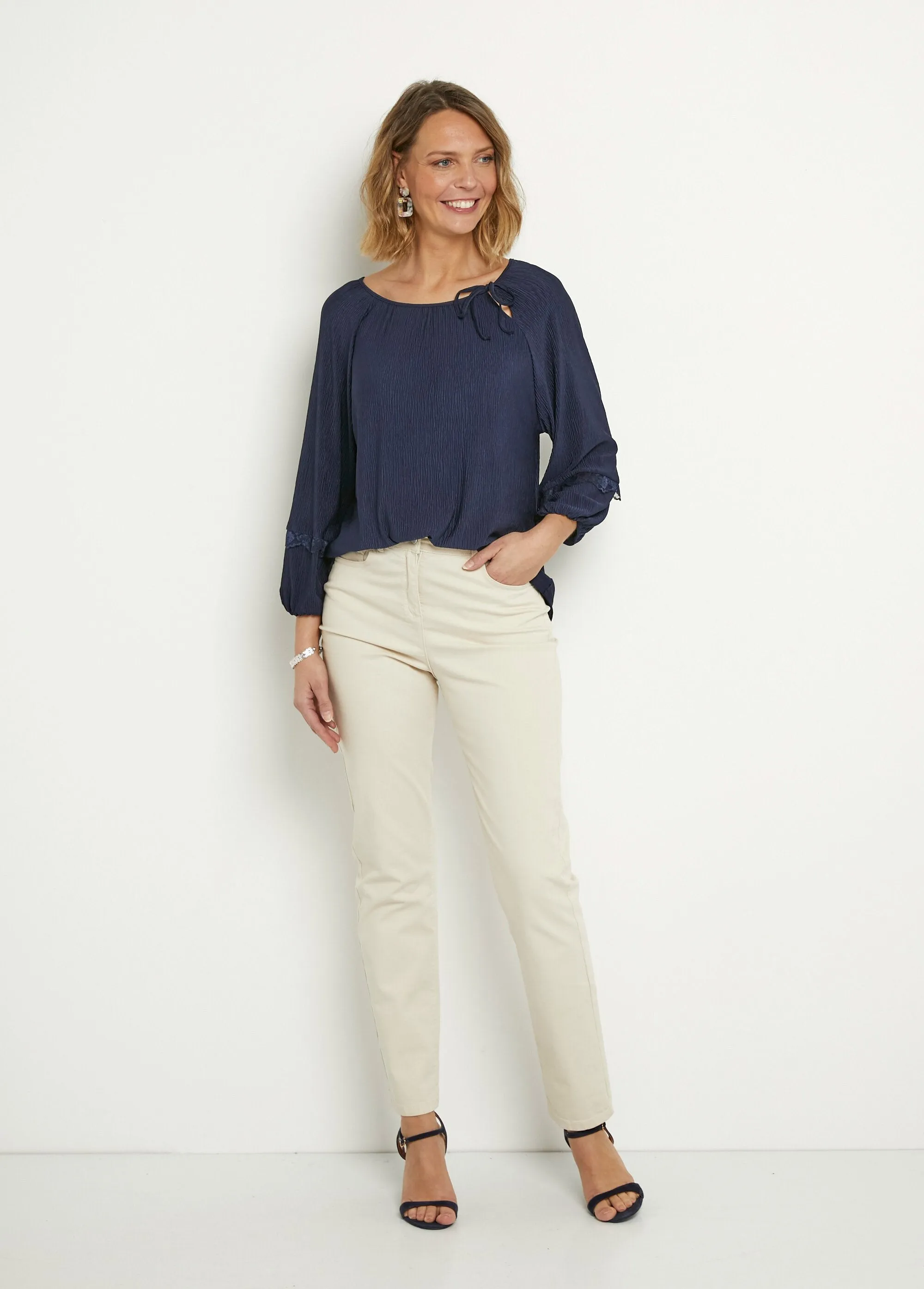 Flowing tunic, round neck with ties