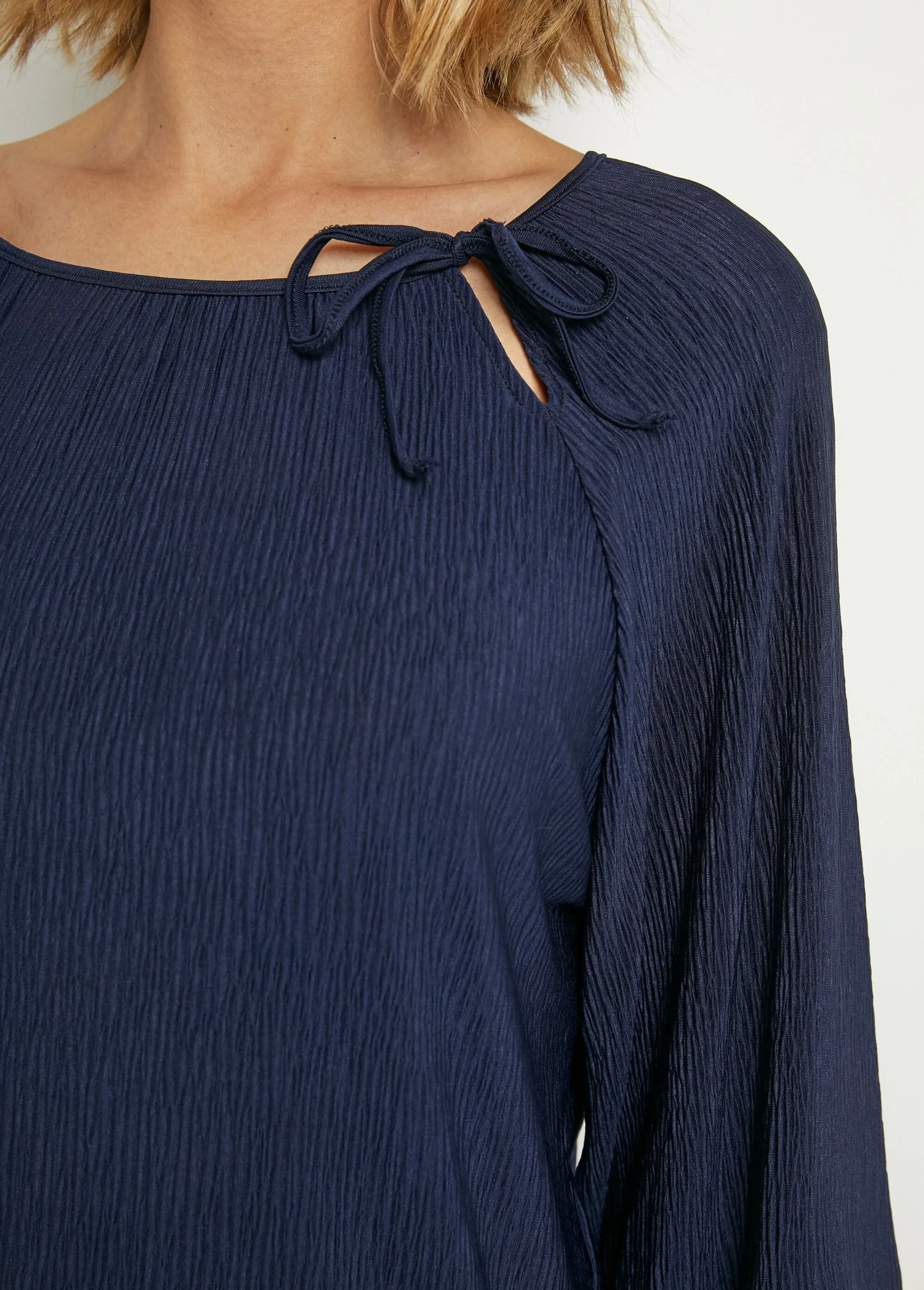 Flowing tunic, round neck with ties