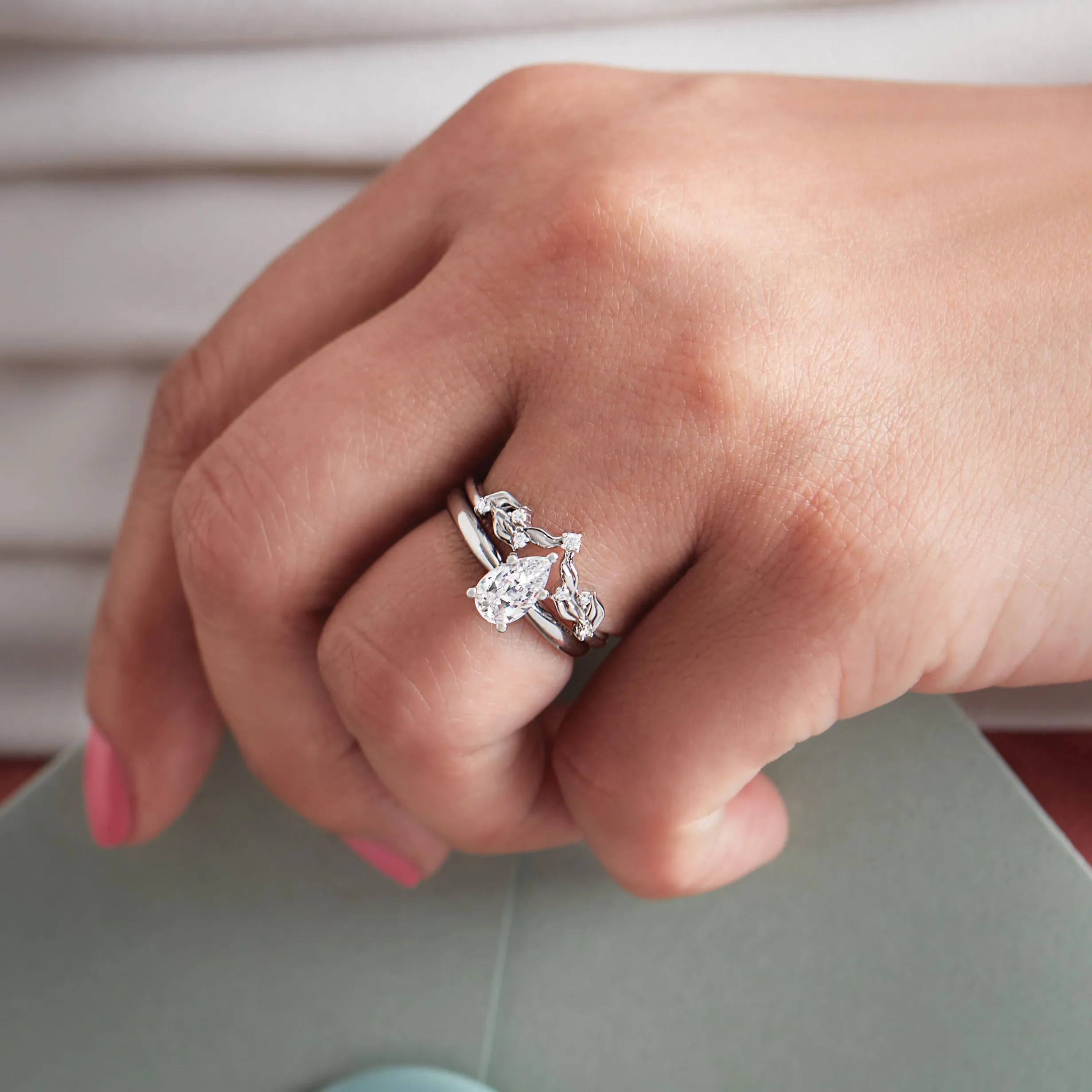 Round Diamond Curved Contour Band